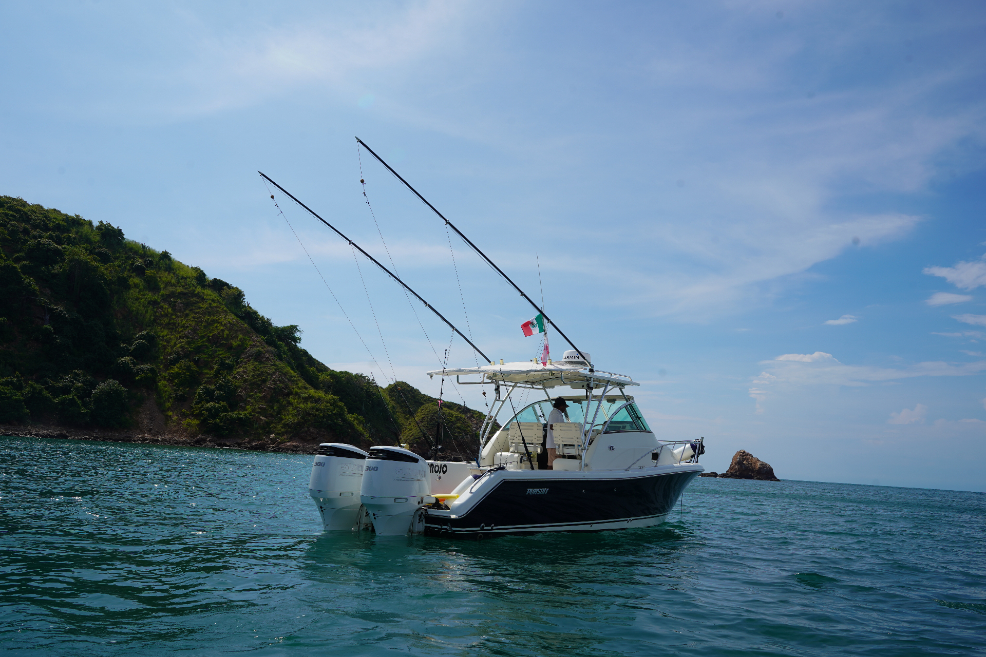 Torrojo anchored in a Zihuatanejo cove